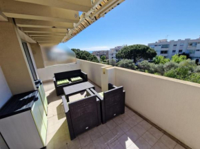 Cozy 1 Br with a seaview, AC, Pool and Parking